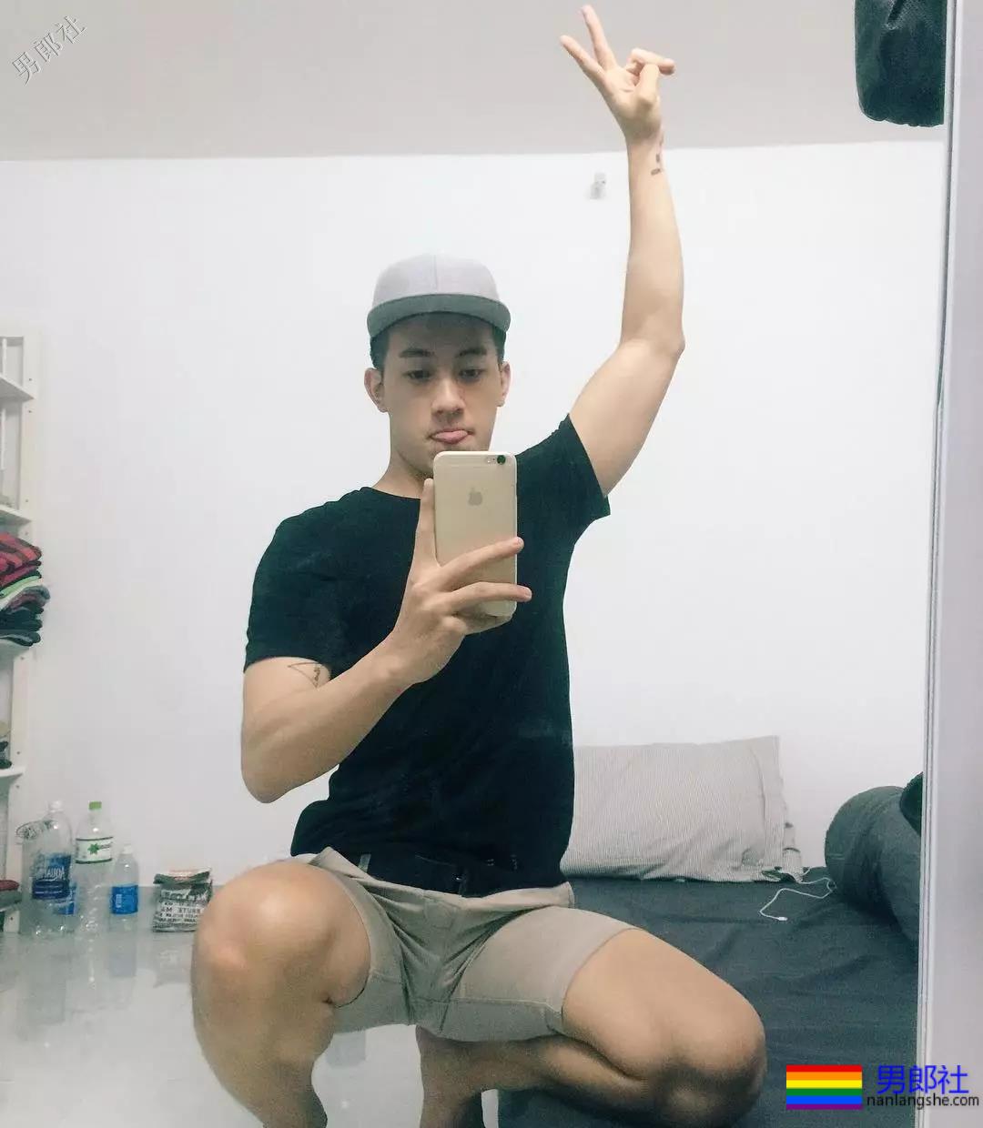 喜欢穿超紧超短的裤子，还非得对着拍！ - 51虹马