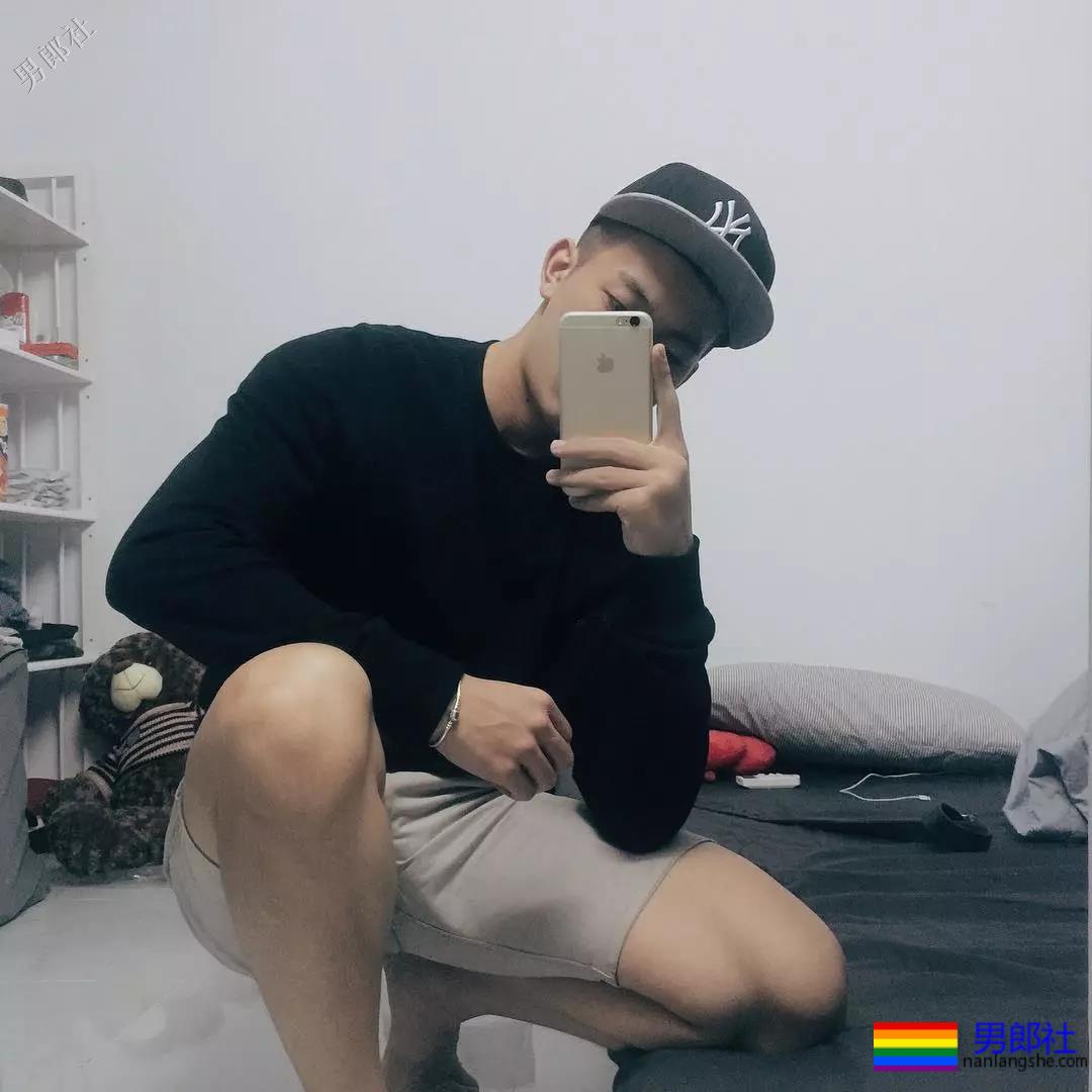 喜欢穿超紧超短的裤子，还非得对着拍！ - 51虹马