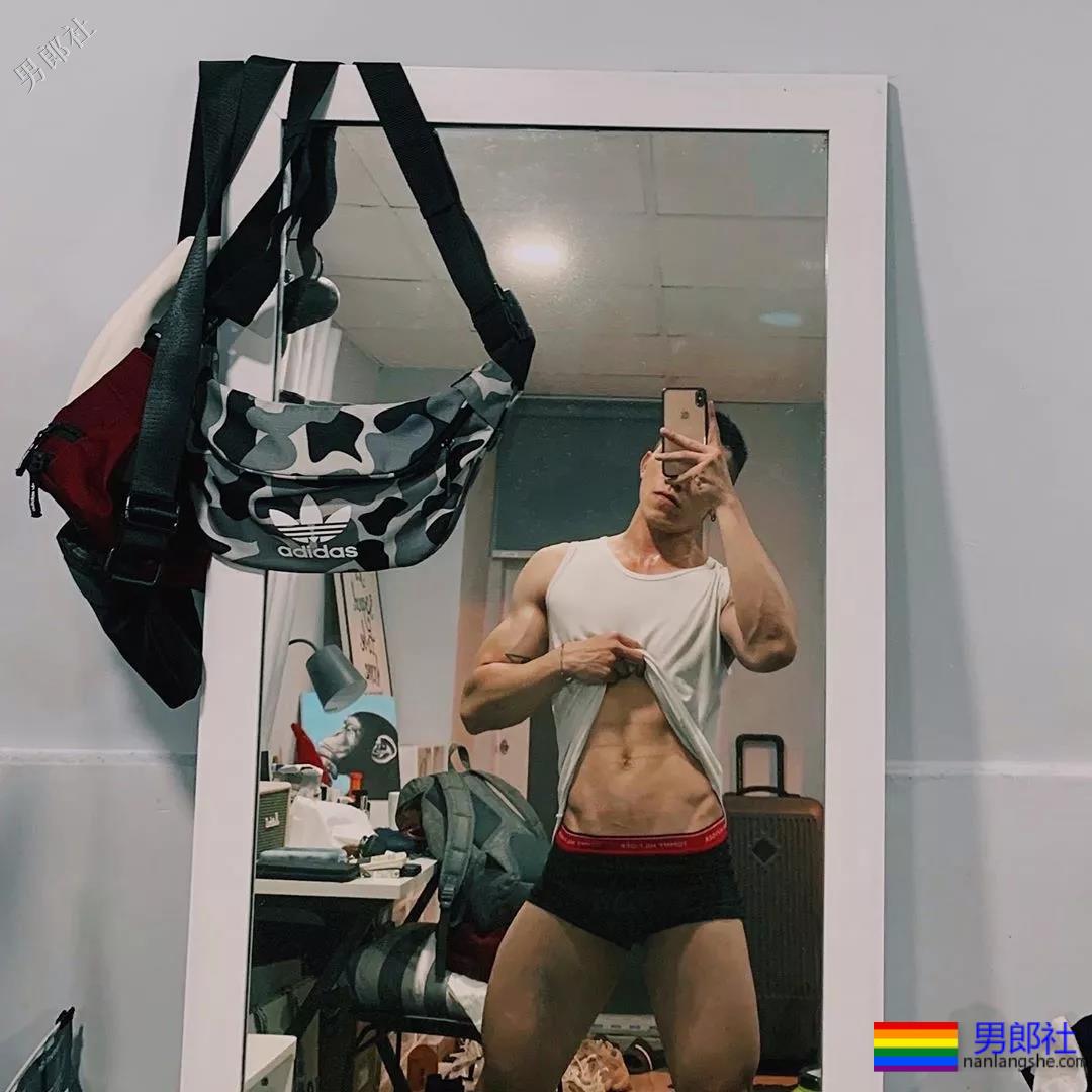 喜欢穿超紧超短的裤子，还非得对着拍！ - 51虹马