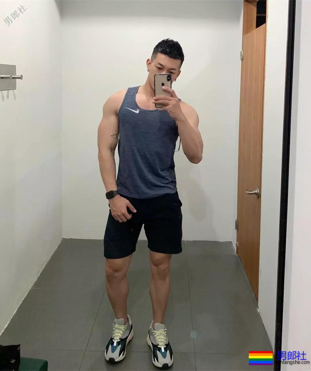 喜欢穿超紧超短的裤子，还非得对着拍！ - 51虹马