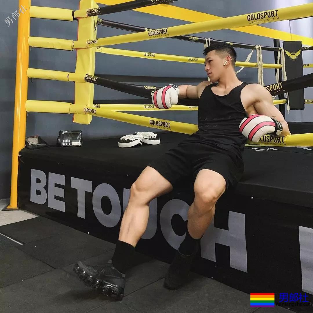 喜欢穿超紧超短的裤子，还非得对着拍！ - 51虹马