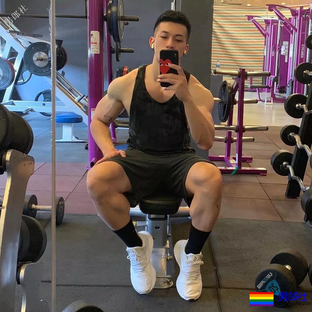 喜欢穿超紧超短的裤子，还非得对着拍！ - 51虹马