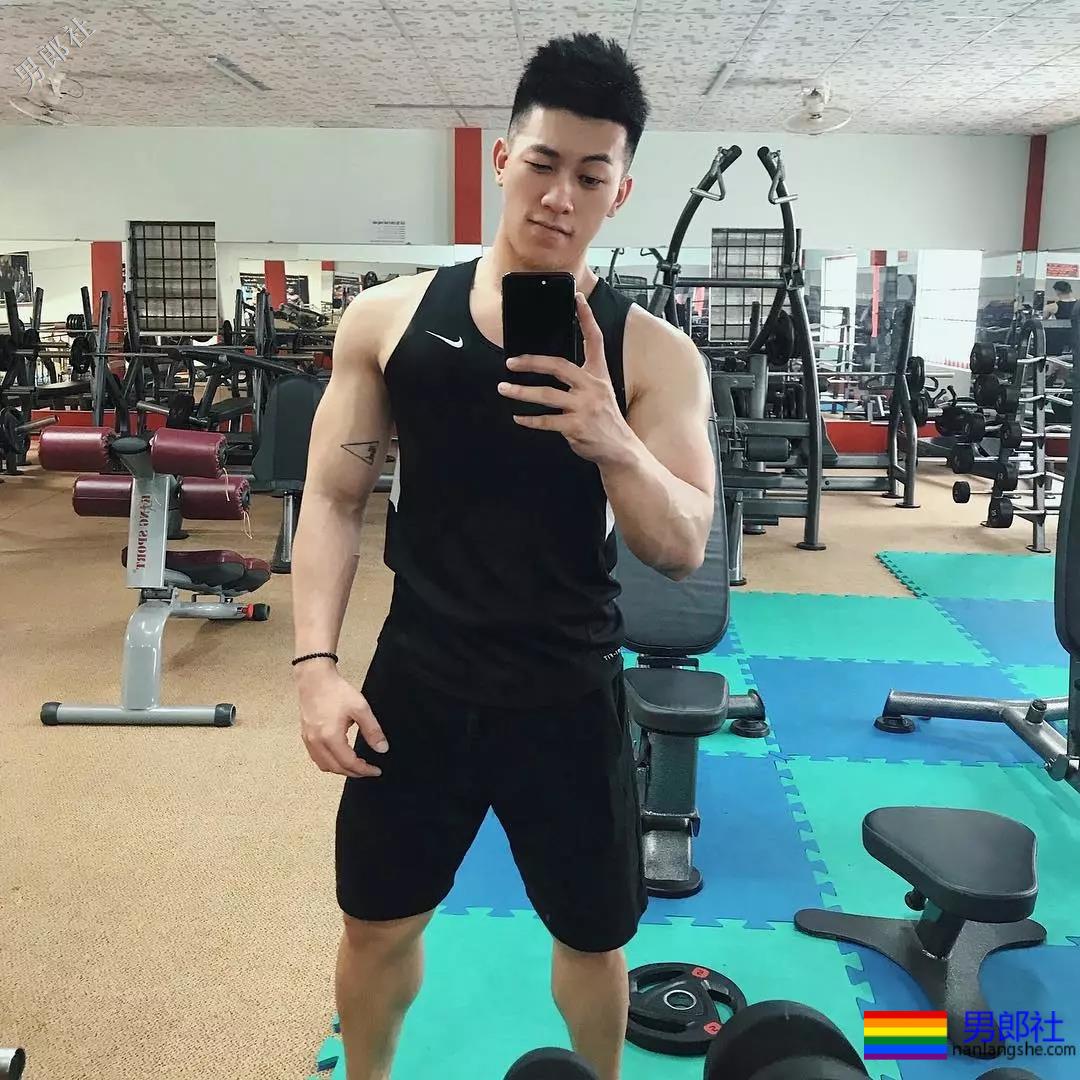 喜欢穿超紧超短的裤子，还非得对着拍！ - 51虹马