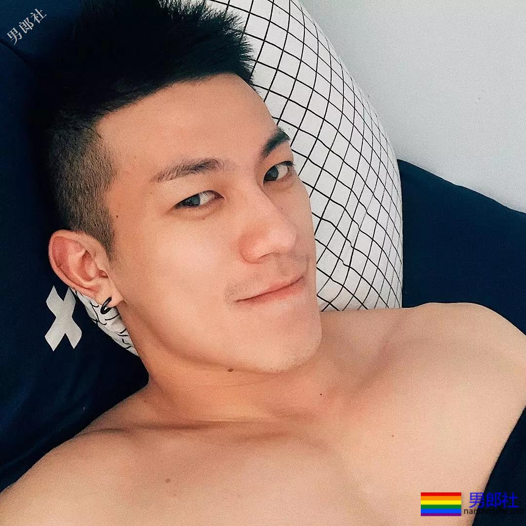 喜欢穿超紧超短的裤子，还非得对着拍！ - 51虹马