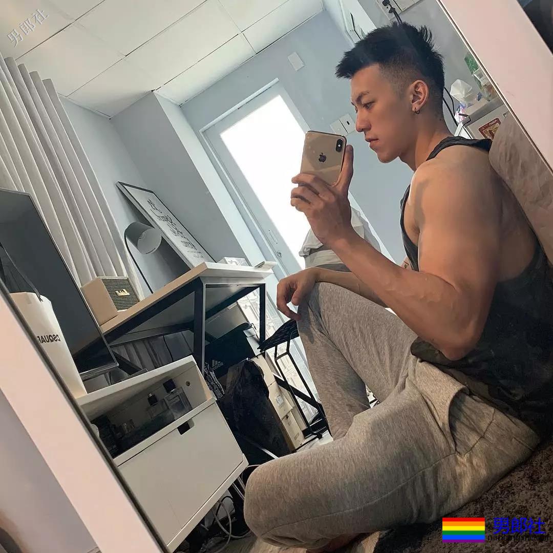 喜欢穿超紧超短的裤子，还非得对着拍！ - 51虹马