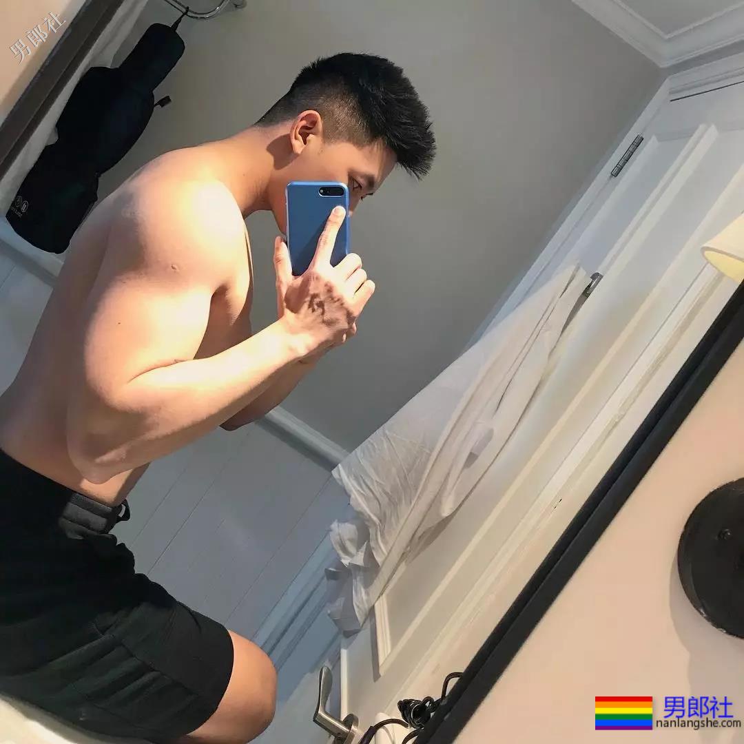 喜欢穿超紧超短的裤子，还非得对着拍！ - 51虹马