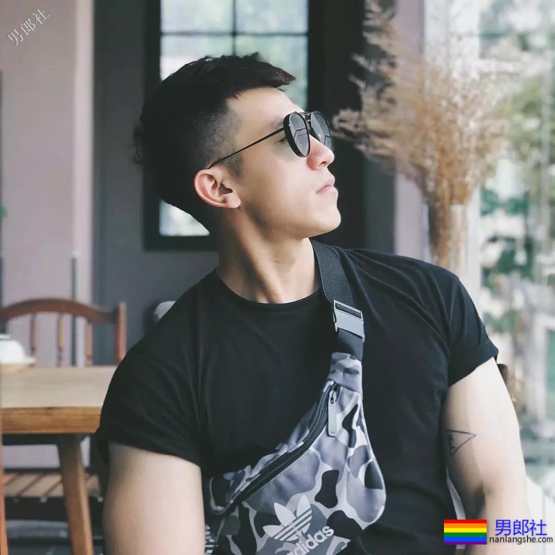 喜欢穿超紧超短的裤子，还非得对着拍！ - 51虹马