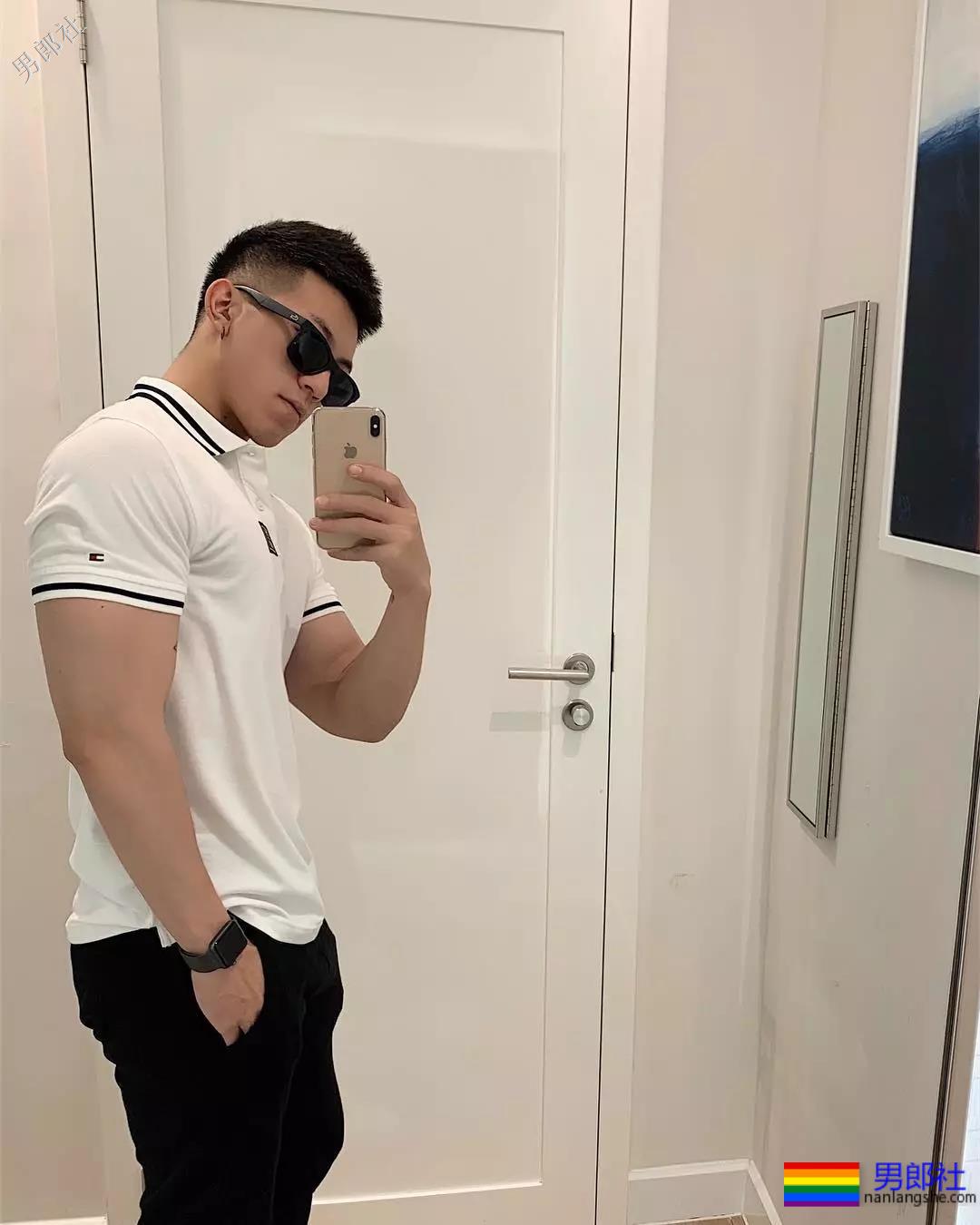 喜欢穿超紧超短的裤子，还非得对着拍！ - 51虹马