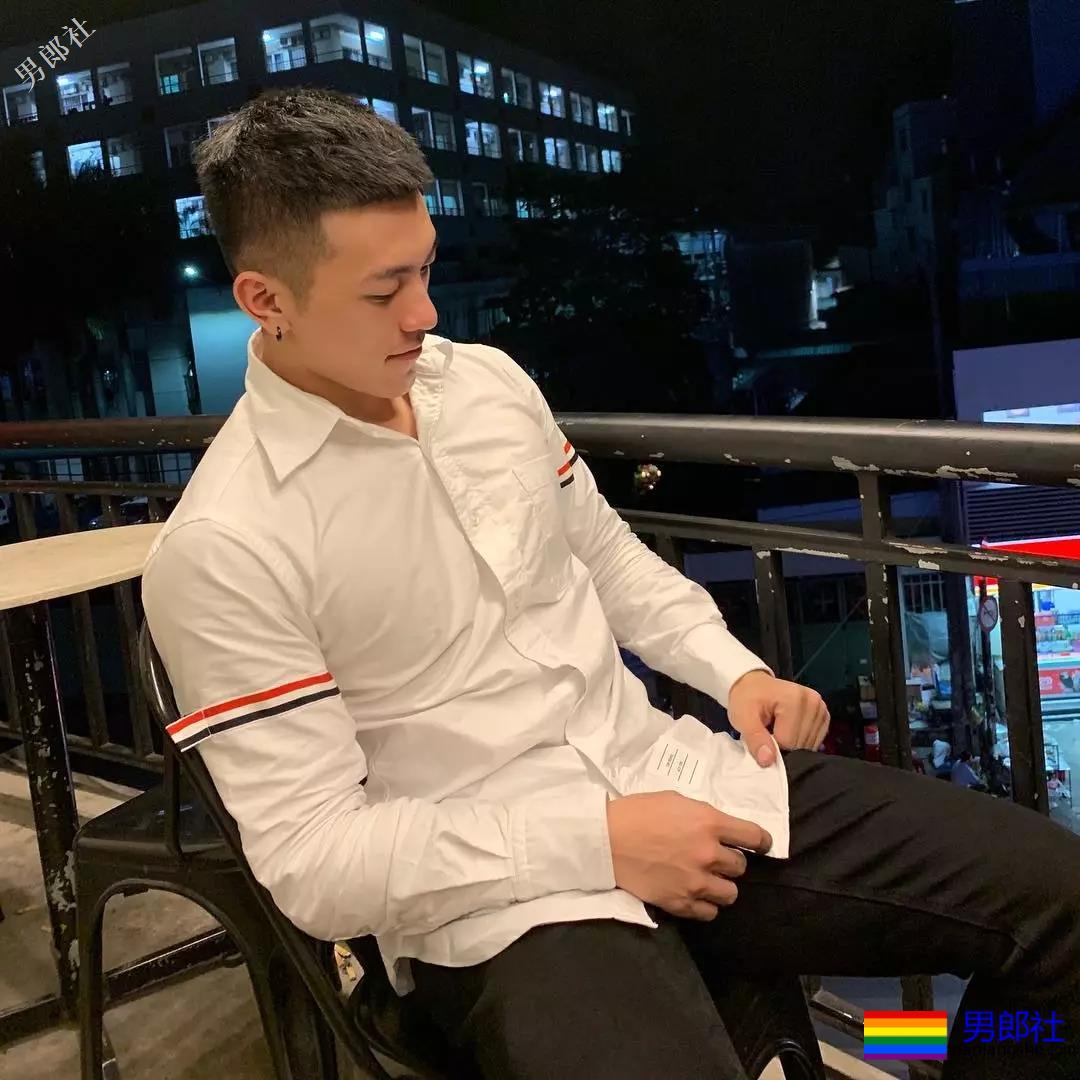 喜欢穿超紧超短的裤子，还非得对着拍！ - 51虹马