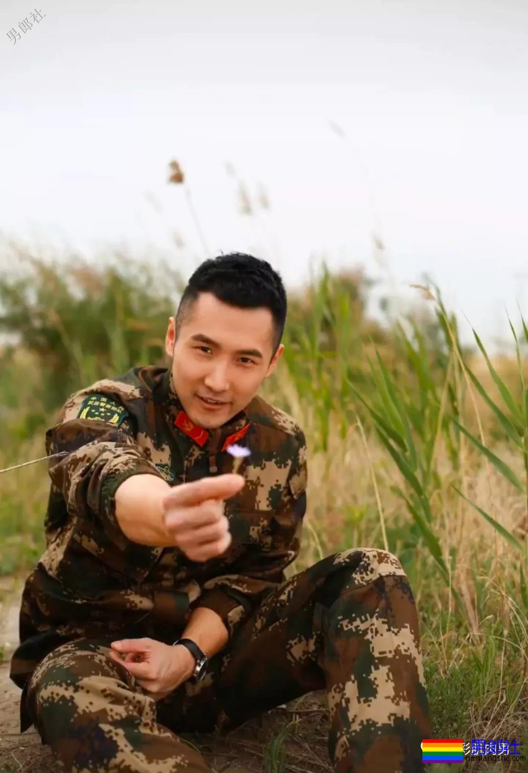 荷尔蒙爆棚的迷彩哥在野外拔掉迷彩剃腹肌毛,大胸迷彩男你喜欢吗?-51虹马