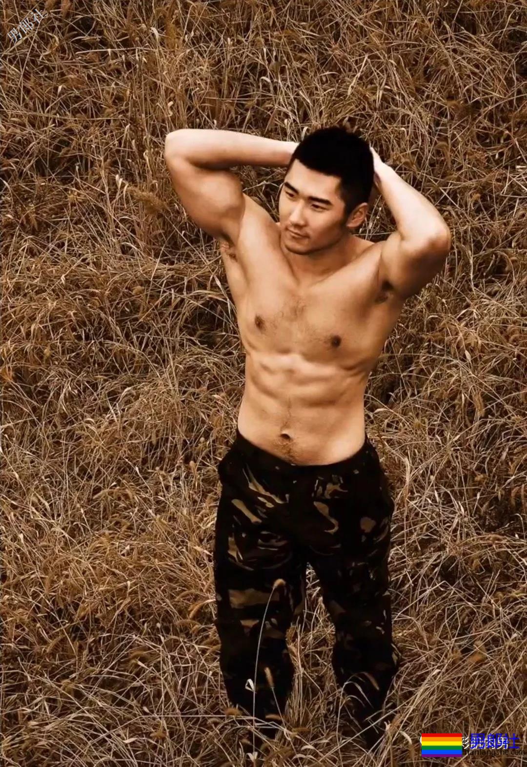荷尔蒙爆棚的迷彩哥在野外拔掉迷彩剃腹肌毛，大胸迷彩男你喜欢吗？ - 51虹马