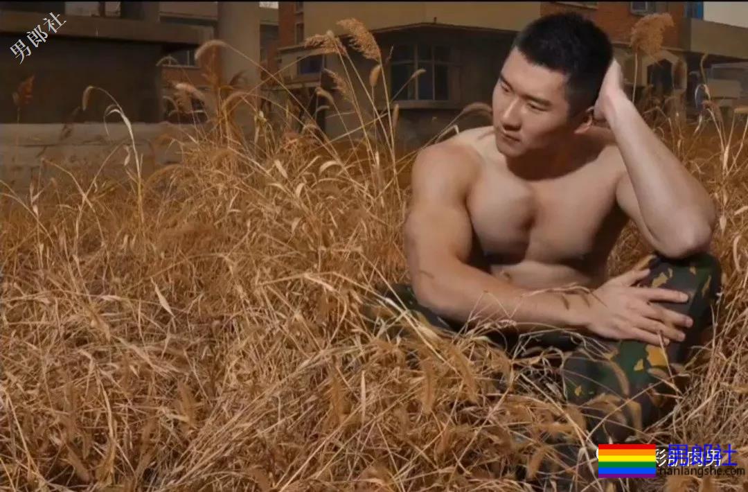 荷尔蒙爆棚的迷彩哥在野外拔掉迷彩剃腹肌毛，大胸迷彩男你喜欢吗？ - 51虹马