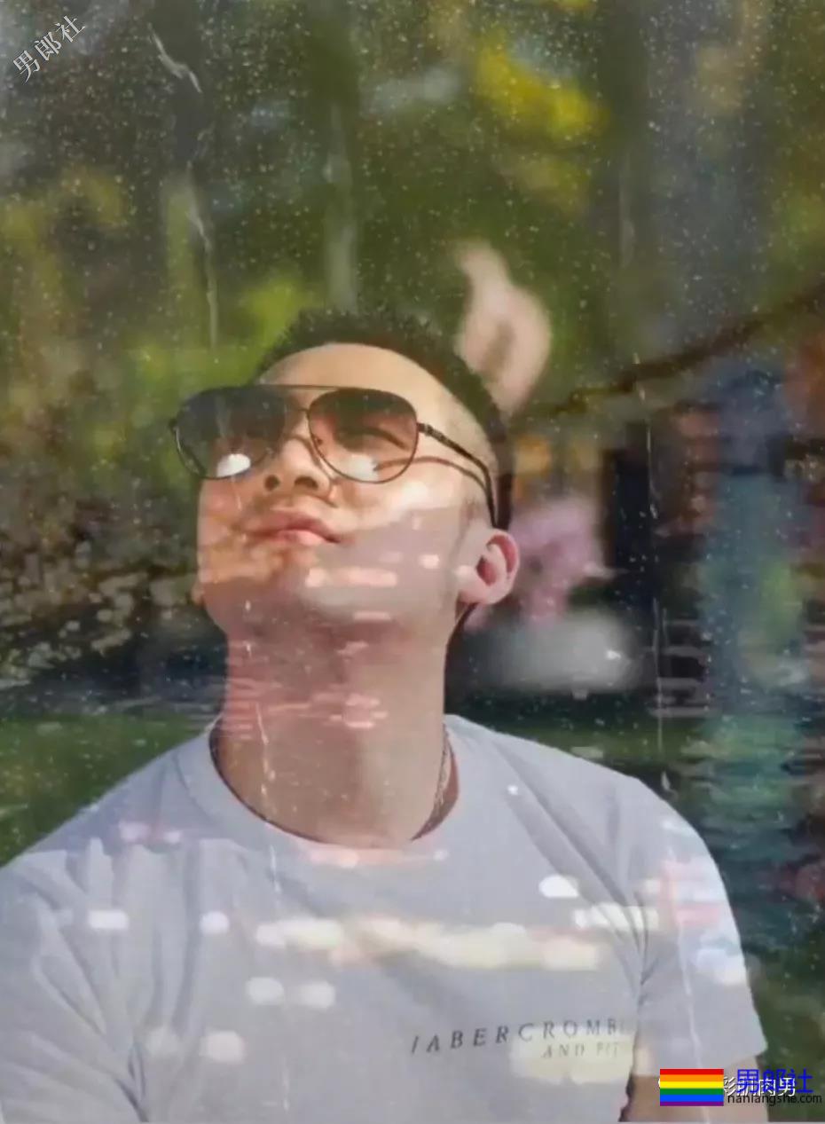 荷尔蒙爆棚的迷彩哥在野外拔掉迷彩剃腹肌毛，大胸迷彩男你喜欢吗？ - 51虹马