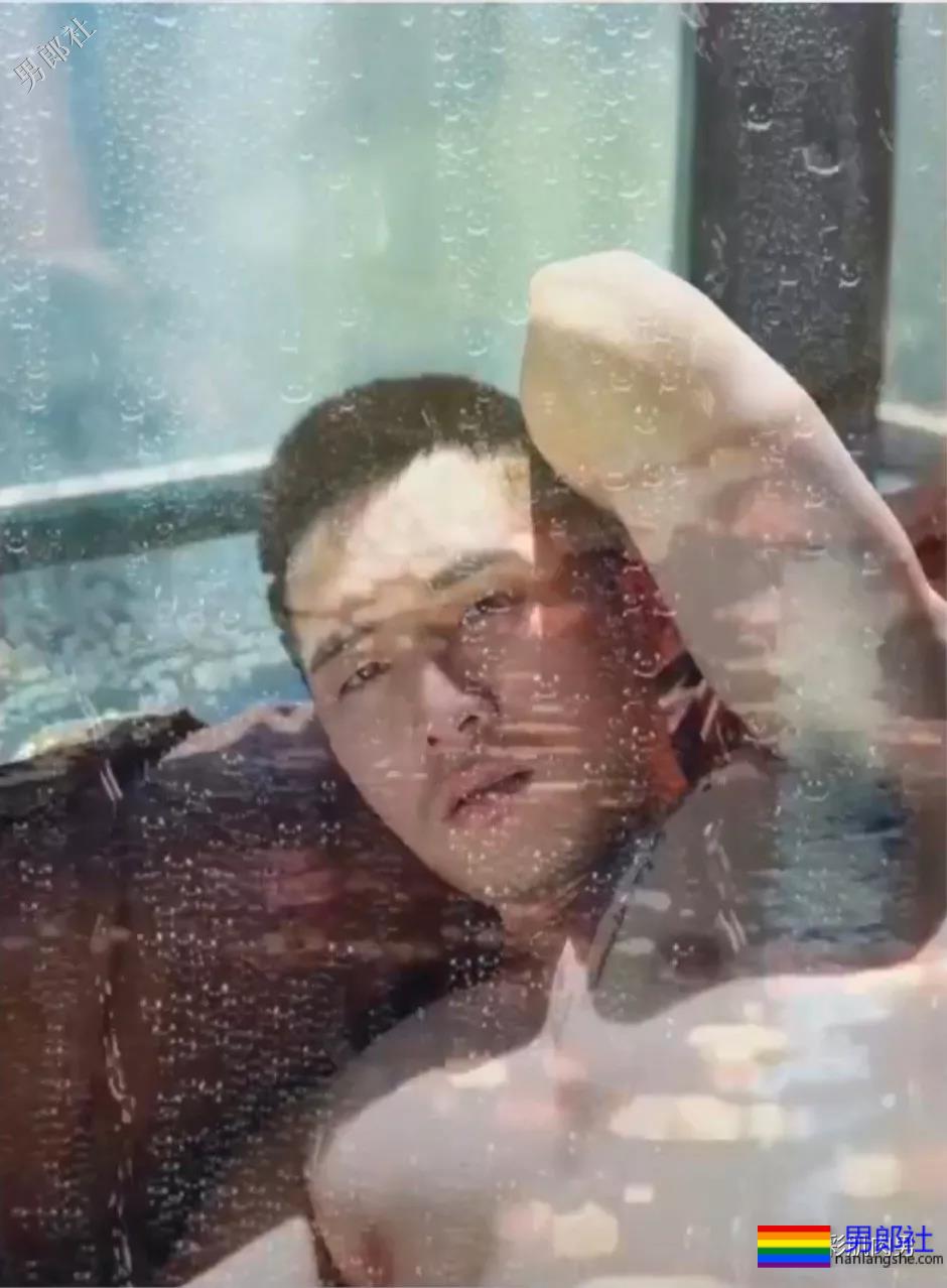 荷尔蒙爆棚的迷彩哥在野外拔掉迷彩剃腹肌毛，大胸迷彩男你喜欢吗？ - 51虹马