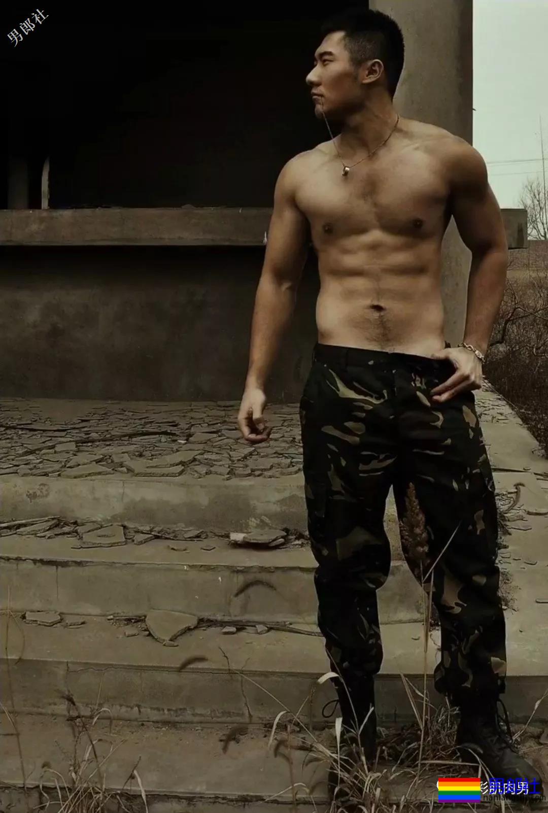 荷尔蒙爆棚的迷彩哥在野外拔掉迷彩剃腹肌毛，大胸迷彩男你喜欢吗？ - 51虹马