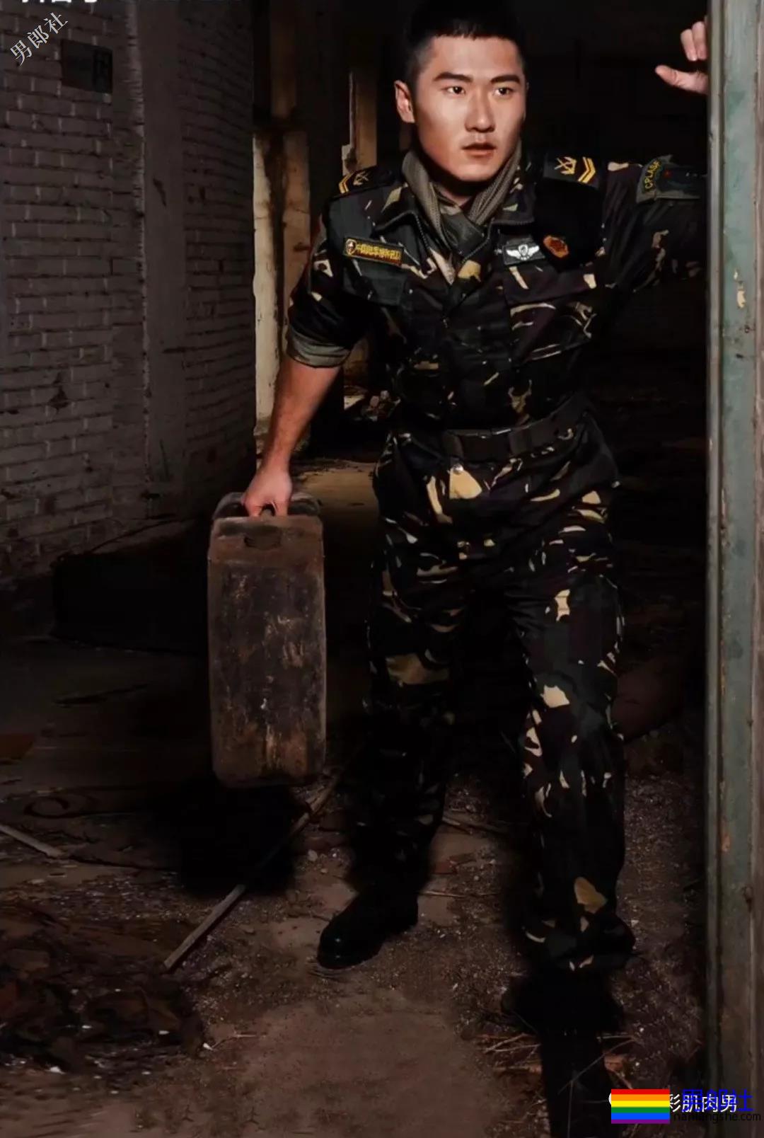 荷尔蒙爆棚的迷彩哥在野外拔掉迷彩剃腹肌毛，大胸迷彩男你喜欢吗？ - 51虹马