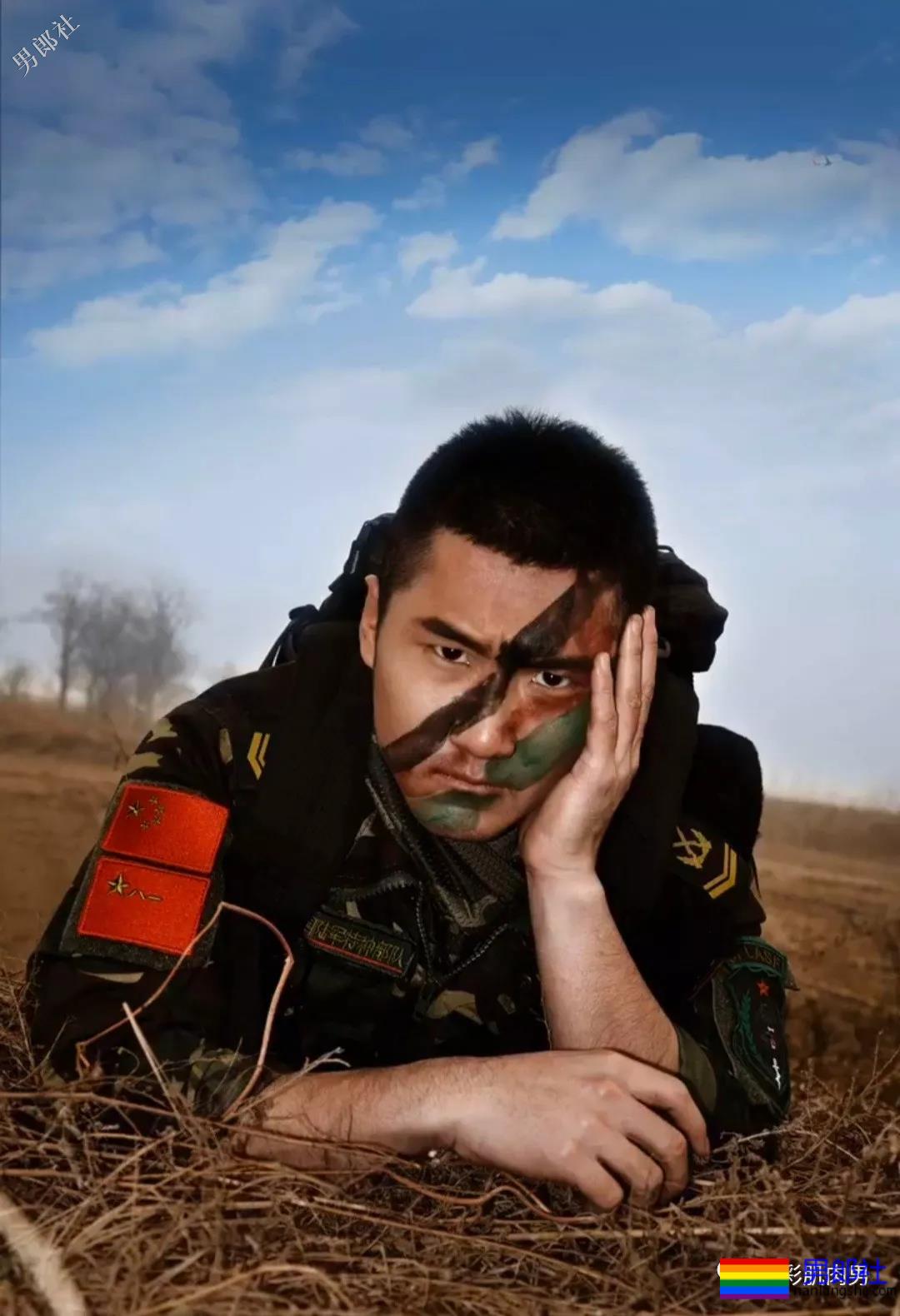 荷尔蒙爆棚的迷彩哥在野外拔掉迷彩剃腹肌毛，大胸迷彩男你喜欢吗？ - 51虹马