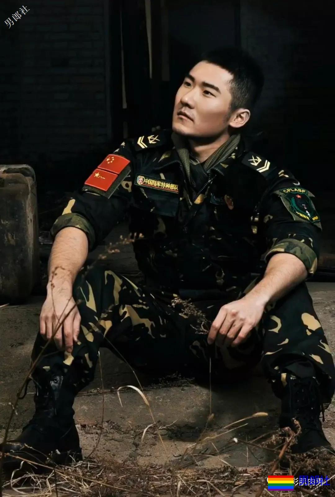 荷尔蒙爆棚的迷彩哥在野外拔掉迷彩剃腹肌毛,大胸迷彩男你喜欢吗? - 51虹马 荷尔蒙爆棚的迷彩哥在野外拔掉迷彩剃腹肌毛,大胸迷彩男你喜欢吗? - 51虹马