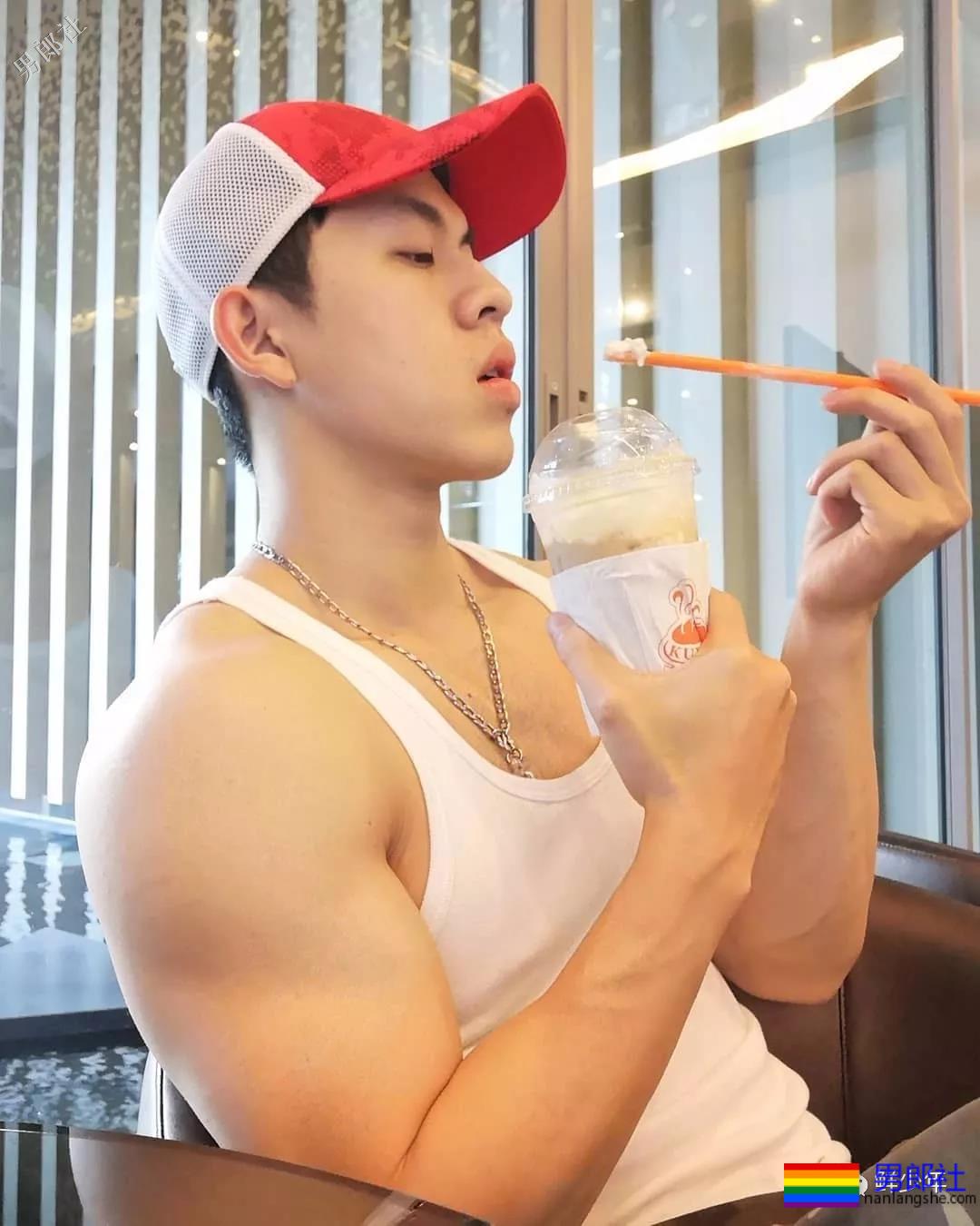 健身后台只穿小裤裤的肌肉男们,还拍片?-51虹马