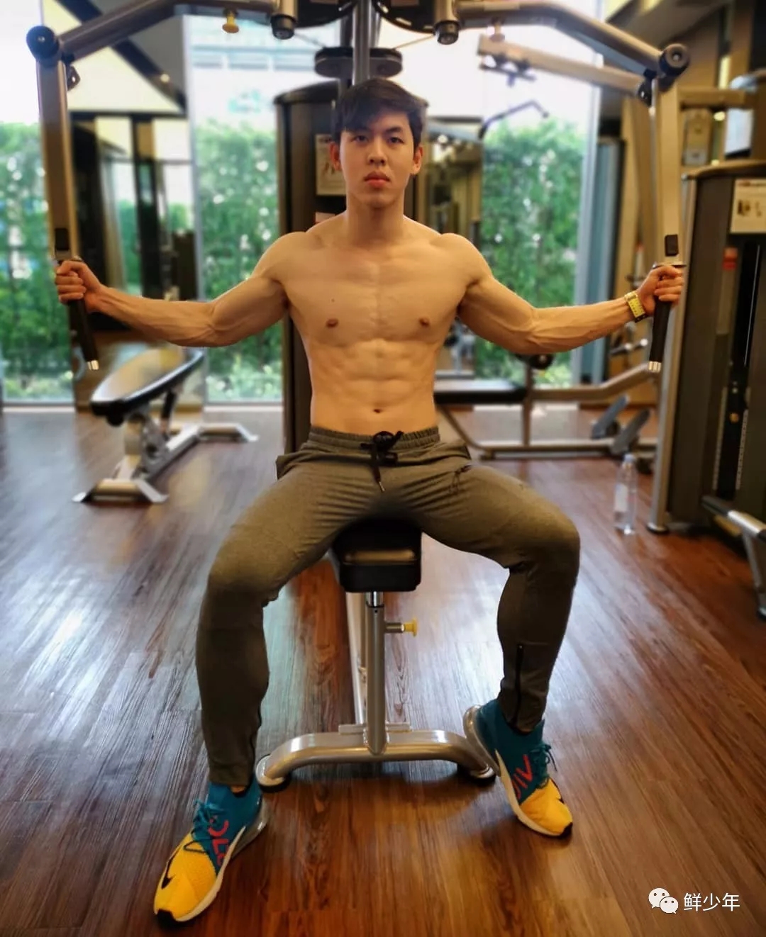 健身后台只穿小裤裤的肌肉男们，还拍片？ - 51虹马