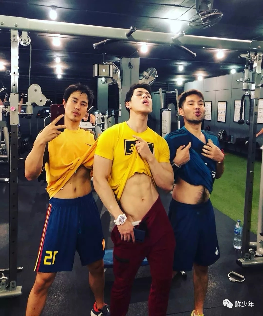 健身后台只穿小裤裤的肌肉男们，还拍片？ - 51虹马