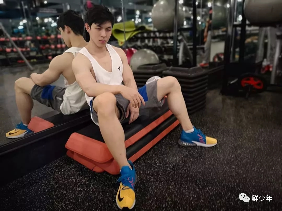 健身后台只穿小裤裤的肌肉男们，还拍片？ - 51虹马