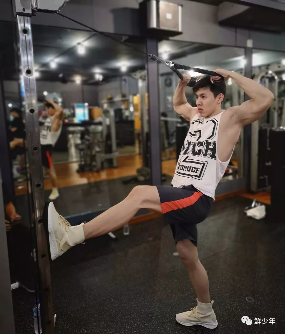 健身后台只穿小裤裤的肌肉男们，还拍片？ - 51虹马