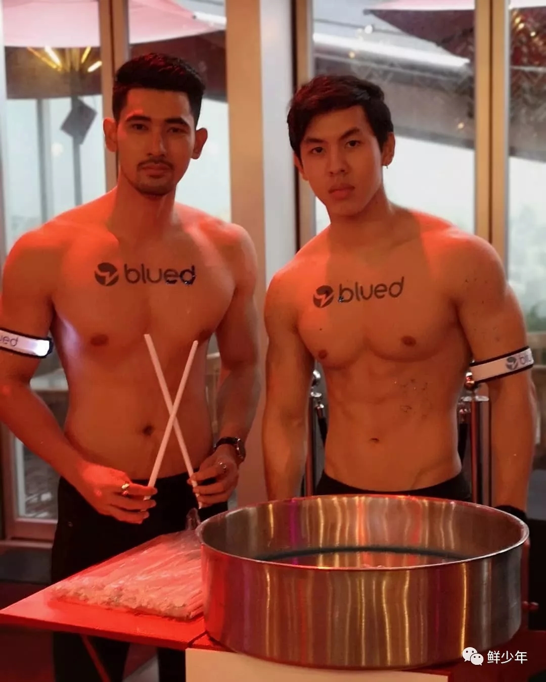 健身后台只穿小裤裤的肌肉男们，还拍片？ - 51虹马