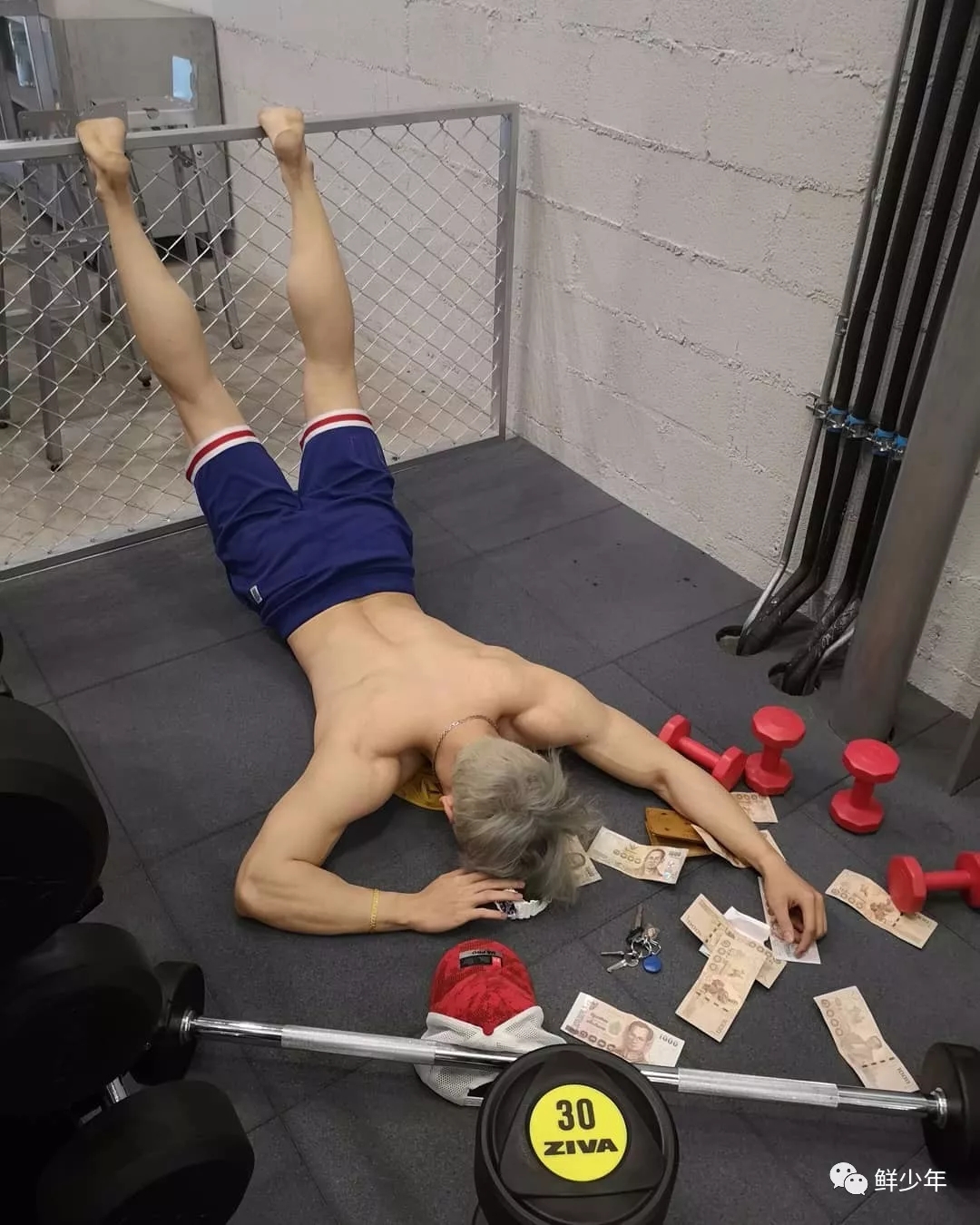 健身后台只穿小裤裤的肌肉男们，还拍片？ - 51虹马