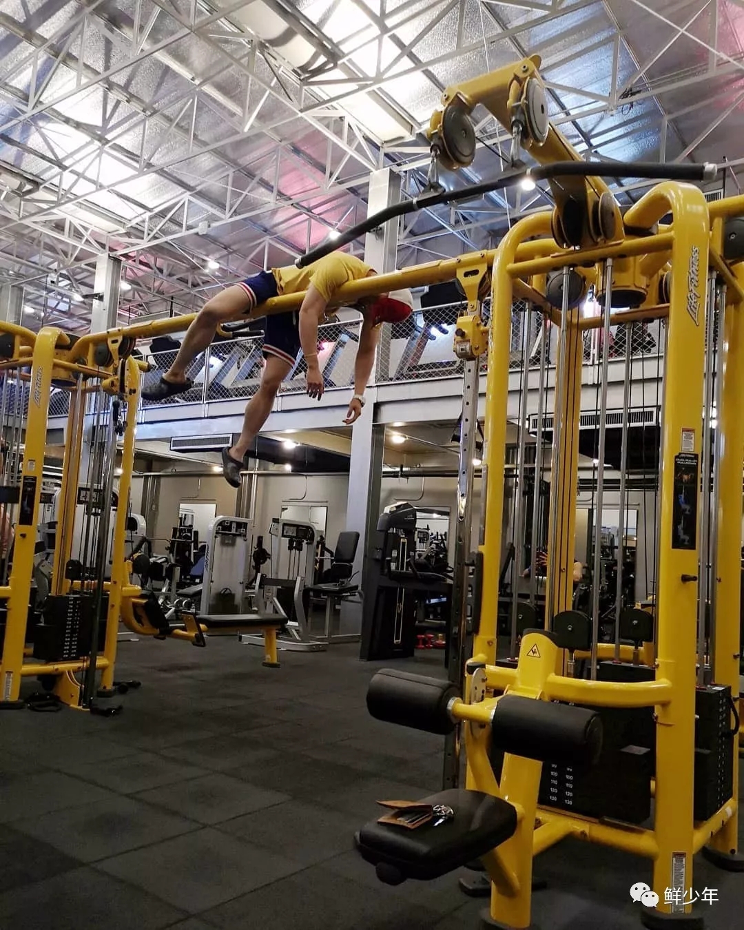 健身后台只穿小裤裤的肌肉男们，还拍片？ - 51虹马