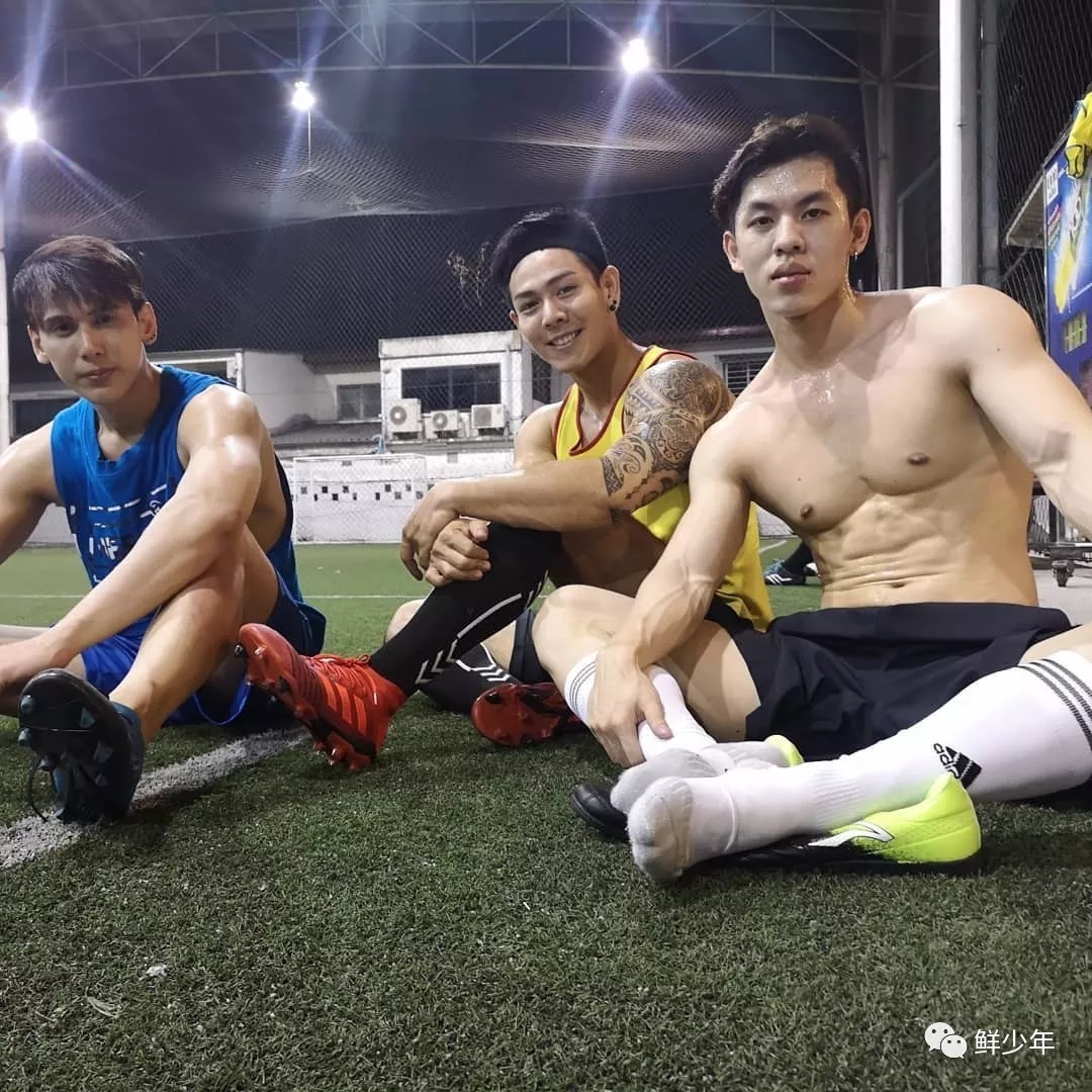 健身后台只穿小裤裤的肌肉男们，还拍片？ - 51虹马