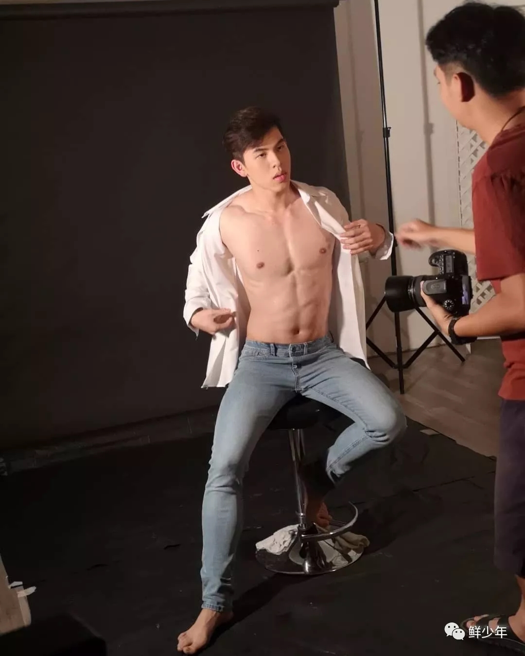 健身后台只穿小裤裤的肌肉男们，还拍片？ - 51虹马