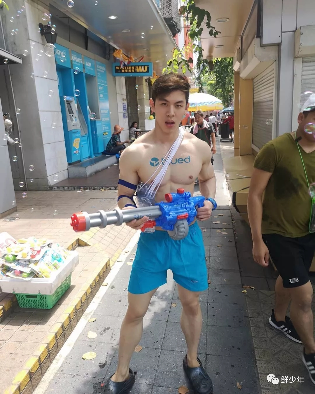 健身后台只穿小裤裤的肌肉男们，还拍片？ - 51虹马