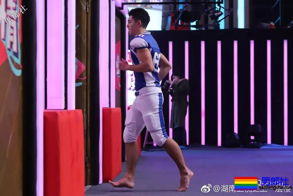 登湖南卫视穿紧身服落水的广州体育生，请收下我的可以！ - 51虹马