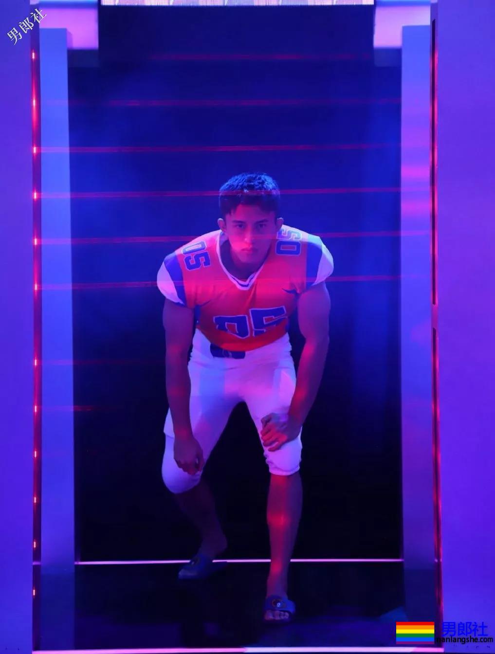 登湖南卫视穿紧身服落水的广州体育生，请收下我的可以！ - 51虹马