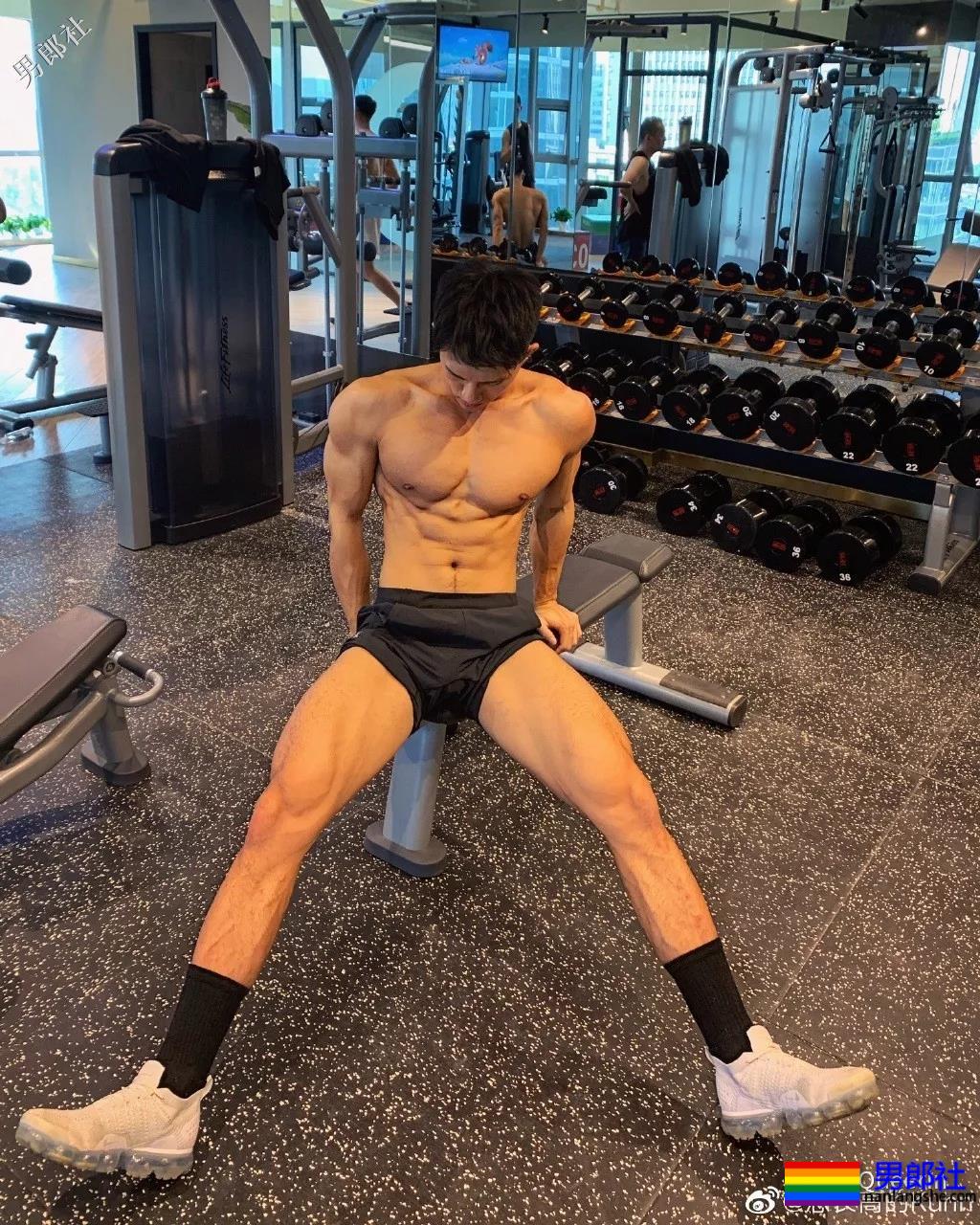 登湖南卫视穿紧身服落水的广州体育生，请收下我的可以！ - 51虹马