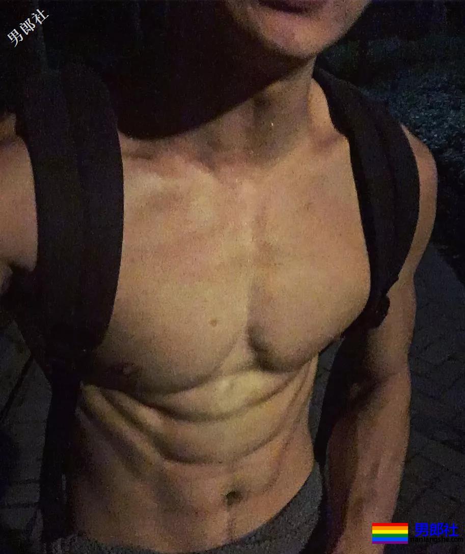 登湖南卫视穿紧身服落水的广州体育生，请收下我的可以！ - 51虹马