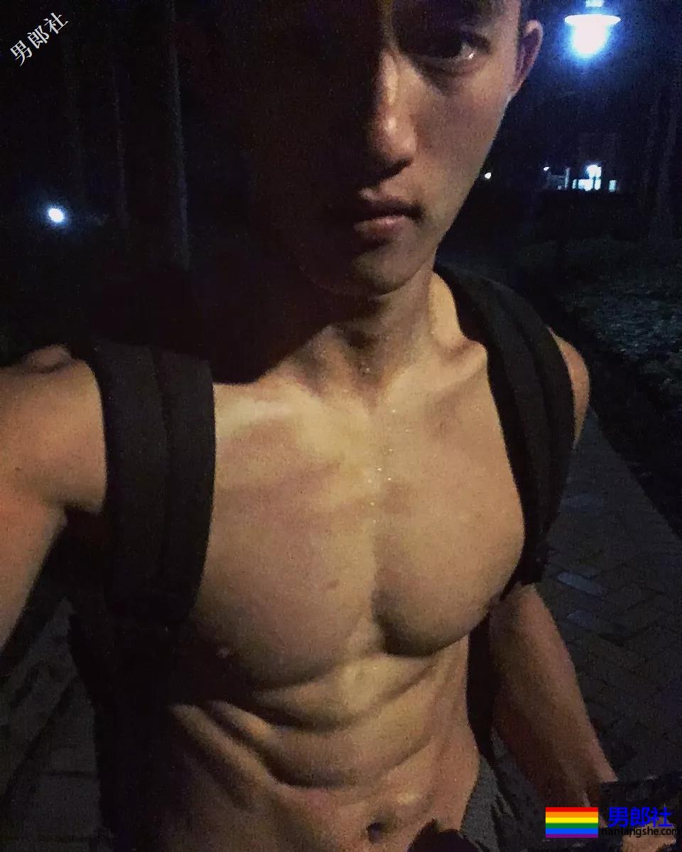 登湖南卫视穿紧身服落水的广州体育生，请收下我的可以！ - 51虹马