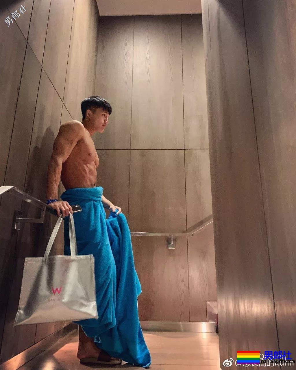 登湖南卫视穿紧身服落水的广州体育生，请收下我的可以！ - 51虹马