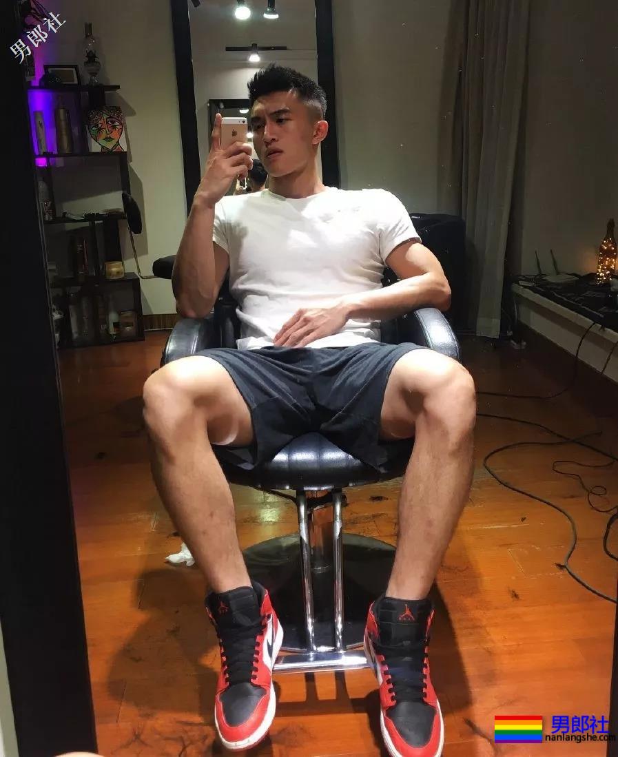 登湖南卫视穿紧身服落水的广州体育生，请收下我的可以！ - 51虹马