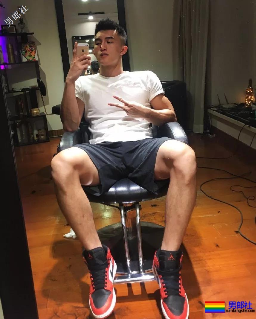 登湖南卫视穿紧身服落水的广州体育生，请收下我的可以！ - 51虹马