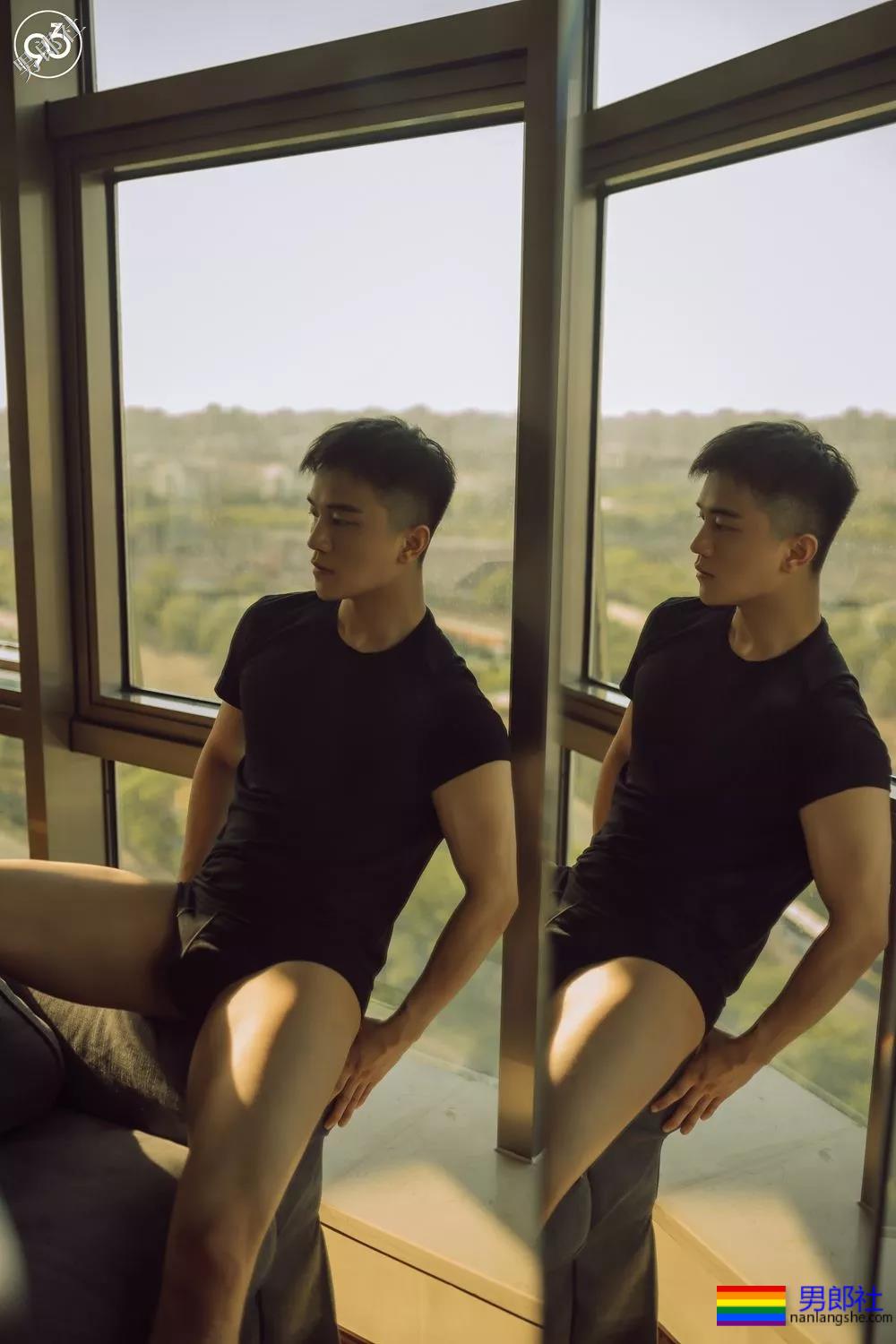 这位帅哥练出翘臀，让摄影师拍摄了组写真 - 51虹马