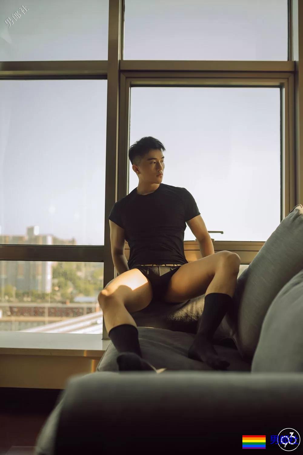 这位帅哥练出翘臀，让摄影师拍摄了组写真 - 51虹马