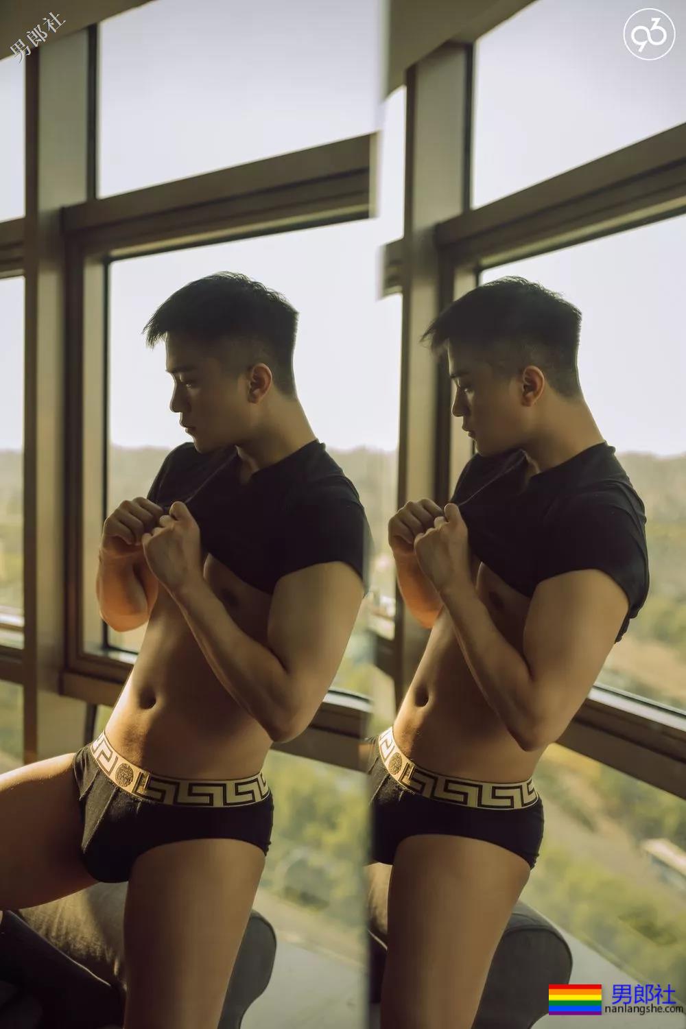 这位帅哥练出翘臀，让摄影师拍摄了组写真 - 51虹马