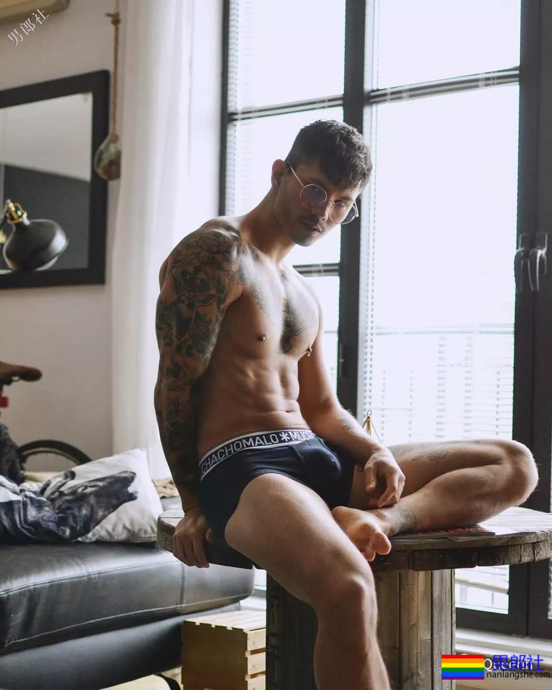 三国混血内裤男模，硬照亮点也太突出了吧？ - 51虹马