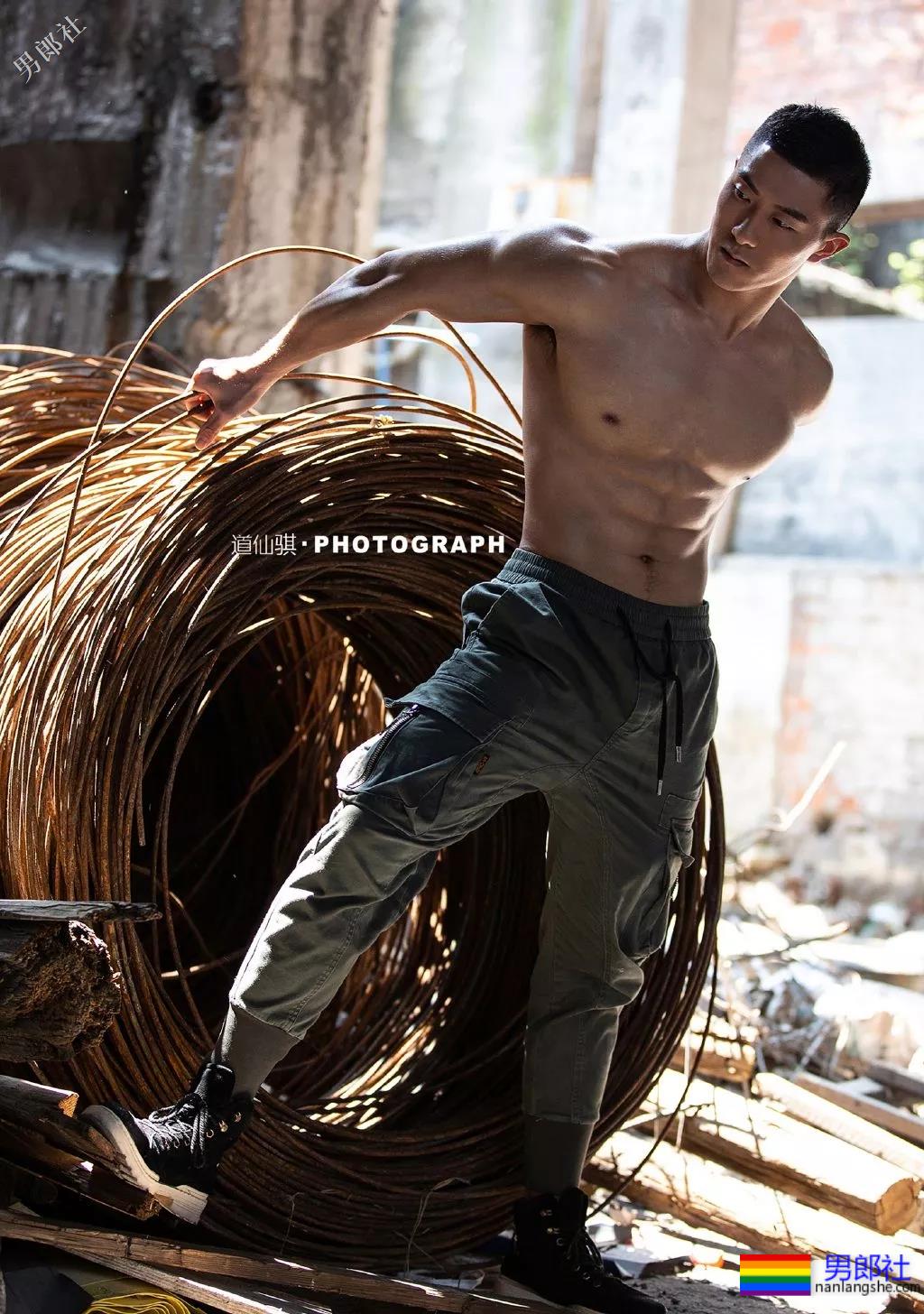 废墟里的肌肉男，带回家会是什么样的？ - 51虹马