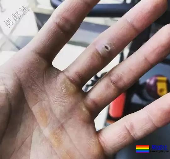 这些肌肉男因为撸的次数太频繁，一双手都变样了！ - 51虹马