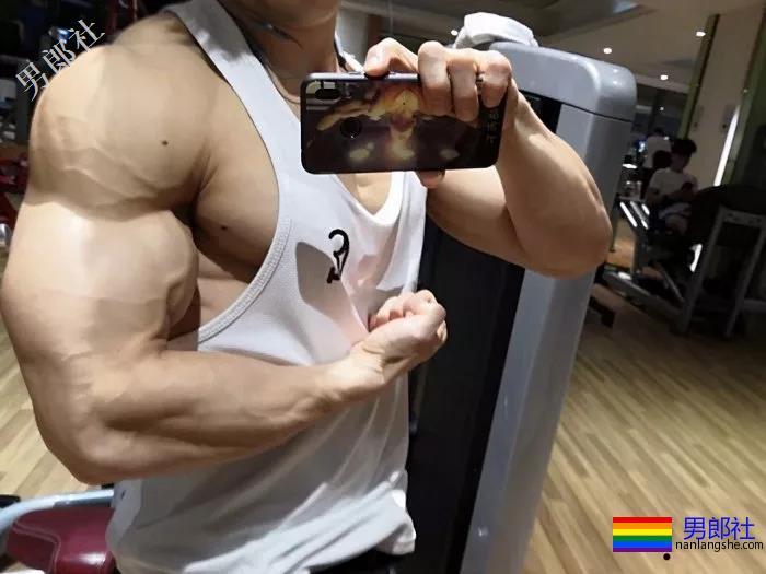 这些肌肉男因为撸的次数太频繁，一双手都变样了！ - 51虹马
