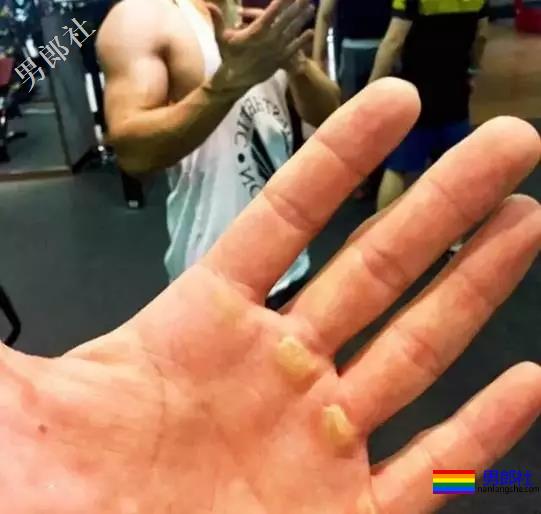 这些肌肉男因为撸的次数太频繁，一双手都变样了！ - 51虹马