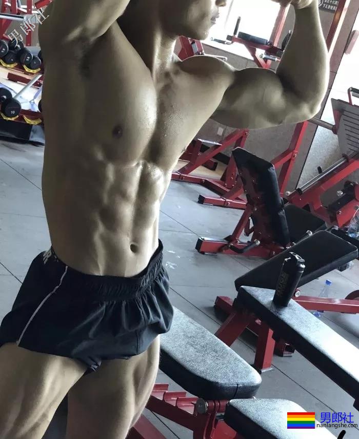 这些肌肉男因为撸的次数太频繁，一双手都变样了！ - 51虹马